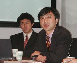 提携内容について説明する、日本HPの西澤均氏(右)と日本ルーセントの野澤裕氏(左)