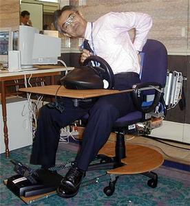 座る時には、前面の机と、ペダルを備え付けてある脚置きが前にスライドする。雰囲気を出すために、シートベルトも付けてみたのだという