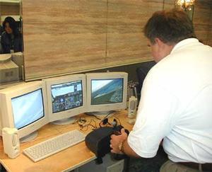 『フライトシミュレータ特化型PC』で遊ぶインテルのe-マーケティング本部本部長のマイク・トレイナー氏