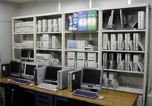 検証室。新旧のNEC製品が一堂に会しており、ユーザーの環境を再現して、トラブルの状況などを実際に検証できる。別の倉庫には、NECが発売した最初のパーソナルコンピューターである『TK-80』以来の全製品1000台以上が揃っているという