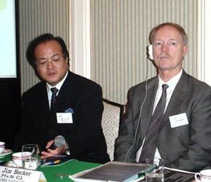 クウェストジャパンの上野代表取締役社長と米クウェストのジム・ベッカー執行副社長