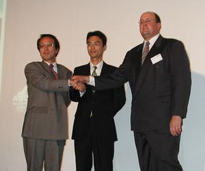 (左から)日本AMDの堺和夫代表取締役社長、マイクロソフトの佐藤哲也執行役員、米AMDのハーブ上席副社長