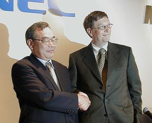 握手する日本電気の西垣社長とマイクロソフトのゲイツ会長