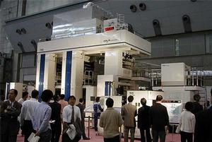 タワー型の輪転機『カラートップ 3100CMUD』。巨大な印刷機が並ぶ会場内においても、ひときわ巨大な展示物だった