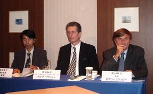 左から石川代表取締役社長、英アームの・ブラッシュプログラムマネージャーとサクソビー会長
