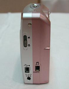 本体横に、USBとリモコン付きヘッドホンのソケットが並ぶ。携帯電話接続ケーブルはヘッドホンソケットと兼用