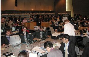 日本で行なわれるイベントとしてはおそらく最大のプレスルーム。デスクトップパソコン数十台が用意されているほか、ノートパソコンで記事を書いている記者がほとんど