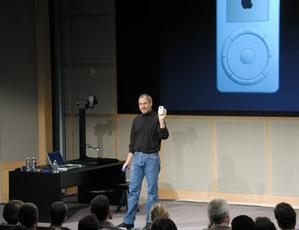 世界中から集まった報道陣を前に、画期的なデジタルデバイス『iPod』を発表するスティーブ・ジョブズ(Steve Jobs)CEO