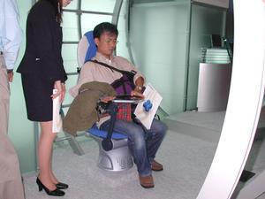 こちらはソニーが展示していた、“podの座席”。座席ディスプレーを実際に操作できる