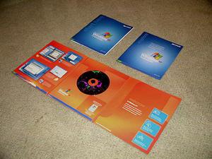 フォルダーを開くと薄いマニュアルが2冊(インストールと簡単な使い方)とCD-ROMが1枚が入っていた
