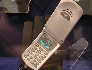 米モトローラ社の携帯電話に使われているカラーの有機ELディスプレーパネルは東北パイオニアの製品