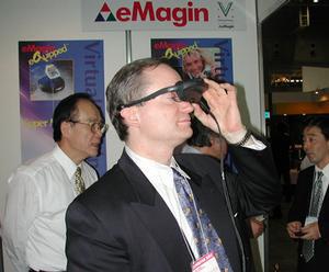 米eMaginが展示していた、800×600ピクセルのカラー有機ELディスプレーパネルを使用したウェアラブルディスプレー。両目用、片目用など数種類を展示していた(参考展示)