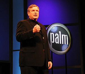 米パーム元CEOのカール・ヤンコフスキー氏(画像は2001年1月、ラスベガスで開かれた“International CES 2001”の基調講演のときのもの)