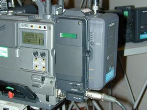カメラ本体とバッテリーパックの間にあるのが、IEEE802.11b伝送機