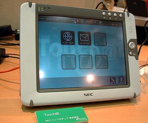 ナショナル セミコンダクタージャパンのブースで参考展示していた、NECインフロティア(株)のWebPadタイプの製品『Touch@i』。ナショナル セミコンのx86互換プロセッサー『Geode GX1』を搭載する