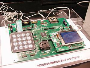 日本TIのDSP『TMS320C55x』のデモ。TMS320C55xはMPEG-4ビデオコーデック用の専用命令を備えており、プロセッサーよりも低消費電力でMPEG-4ビデオエンコード/デコードが行えるという