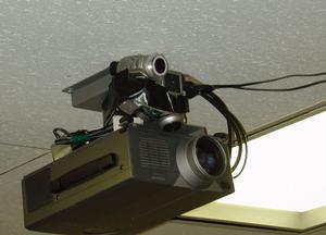天井に設置したカメラとプロジェクター