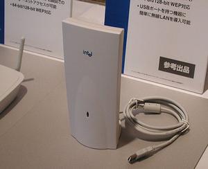 インテルが発表会場に展示していたUSB接続のIEEE 802.11b無線LANアダプター。参考出品で出荷時期や価格は未定