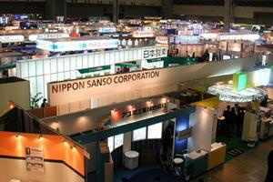 SEMICON Japan 2001では幕張メッセのすべてのスペースを使って展示を行なっているが、出展社数が多いこともあって小さなブースがぎっしりと並んでいる