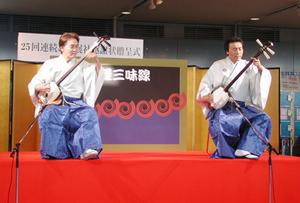 海外からの参加者も多いことから“日本らしさ”を狙った演出も。これは開会式のBGMを生演奏していた津軽三味線の演奏家