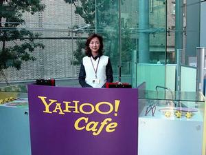 “Yahoo！ Cafe 日比谷店”のカウンター。新生銀行本店ビルの玄関を入って、左手奥にある