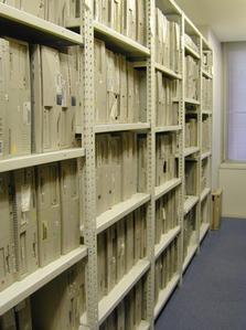 本棚の本のように並んだパソコン