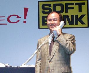 BB Phoneでソフトバンクに電話をかけるソフトバンク・グループ代表の孫正義氏