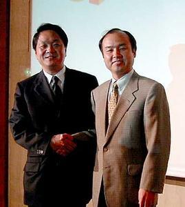 (左から)SCEI代表取締役社長兼CEOの久夛良木健氏と、ソフトバンクグループ代表・ヤフー会長の孫正義氏