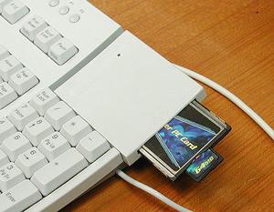 キーボード右上部にある“USBベイ”。2001年の夏モデルから採用しているもので、PCカードリーダーなどのオプションを用意している。将来は無線LANアダプターなども計画しているという