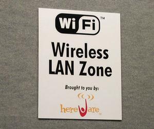 アメリカでは空港やカフェを中心に無線LANが使える場所“ホットスポット”が増えているということだが、2002 CESではプレスルームでIEEE 802.11bによるネットワークサービスが用意された。持ち込んだパソコンで使える有線のEthernetケーブル、モデム用電話回線もあり、プレスルームのネットワーク環境は万全だ