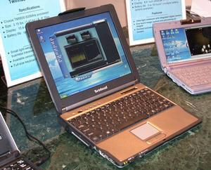 ホテルのスイートルームに展示していた、Crusoe搭載パソコン。これはTM5600を搭載した台湾Twinhead社のノートパソコン。中国で販売する予定という