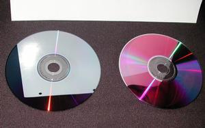 DVD+RWメディアの記録面(左)とDVD+Rメディアの記録面(右)の比較