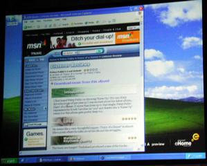 ゲイツ氏の基調講演で披露されたMiraの画面。一見、ただのWindows XPとしか見えない