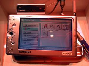 韓国サムスン電子が展示していた、800×480ドットというワイドカラー液晶ディスプレーを備えた、Windows CE端末『NEXiO(ネクシオ)』