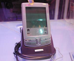 これは台湾のBenq社(旧エイサー・コミュニケーションズ・アンド・マルチメディア)が、メモリースティックパビリオンに展示していた、Palm OS搭載機『acer s10』 