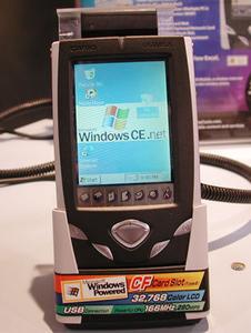 ラジェンダのボディーにWindows CE.NETを搭載したデモ機。細かなデザイン以外にWindows CE 3.0(Pocket PC)との違いは分からなかった