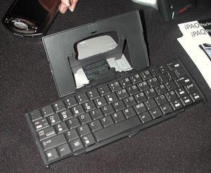 このように広がってフルサイズのキーボードになる。収納時は逆の動きとなる