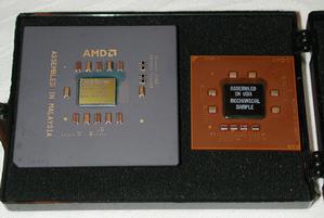 従来のSocket A(モバイルDuron)とMicroPGAの比較(MicroPGAパッケージ上のダイは0.18μmプロセスのものであり、実際に製品発表の際には0.13μmプロセスになることに注意)
