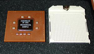 MicroPGAパッケージとそのソケット。ソケットは上部に見えるねじを回転させて取り付け/取り外しを行なう仕組み