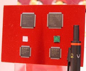 ザイリンクス社の『CoolRunner-II RealDigital CPLD』の各種パッケージ。最小の56ピンパッケージは6mm角