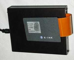 クレジットカードサイズのカードに搭載するE Inkディスプレーのプロトタイプ