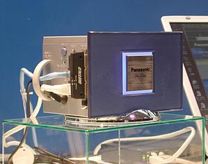 松下電送システム(株)が展示していた、小規模事業所向けのサーバーアプライアンス。ウェブサーバー、メールサーバー、FTPサーバー、ファイルサーバーなどの機能を持つ。CPUはPowerPC-200MHz、OSはLinux for PowerPCをもとに手を入れたという