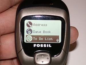 米Fossil社(http://www.fossil.com/)の『FOSSIL Wrist PDA』。アドレス、予定表、ToDO、メモパッドの4つの情報をPalm機から転送して表示可能。もちろん時刻の表示も