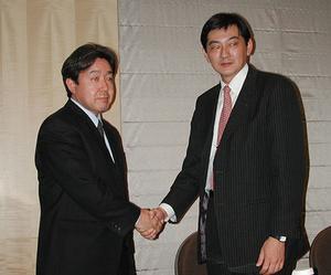 シーイーシーの田口勉取締役(左)と、アルプス社の廣瀬典和代表取締役社長(右) 