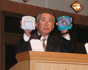 “Blu-ray Disc”のカートリッジを披露する、ソニー執行役員 専務の高篠静雄氏。右手に持っているのがカートリッジの表側で、左手に持っているのが裏側となる