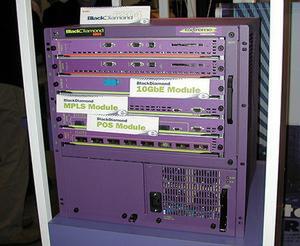 エクストリームネットワークスが参考出品していた、メトロポリ種リアネットワーク(MAN)向けバックボーンレイヤー3スイッチ『BlackDiamond 6804』。10Gbit Ethernetモジュールを搭載している