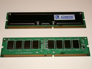 RAMBUSのRIMM 4200。1つのモジュールで2つのメモリチャンネルとなり、毎秒4.2GBのバンド幅を持つ。会場ではPentium 4+850チップセットとの組合せでデモを行なう