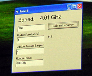 Prescottが4GHzで動作するというデモ。とはいえ表示が4GHzになるだけ。すでに画面やグラフィックスでプロセッサー性能を見せることができなくなり、最近はこうした数字だけでクロックを見せるしかないのだ
