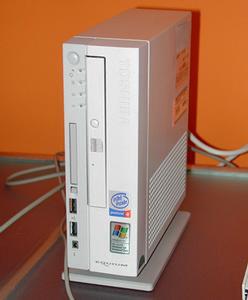 東芝のPentium 4搭載省スペースデスクトップ『EQUIUM S5020』。幅67×奥行き200×高さ205mmと非常に小型