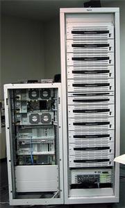 Express5800/BladeServerで構築されたサーバー。左の27Uラックは企業/インターネットデータセンター向けのシステムで、ブレードサーバー18基を装備する。右の44UラックはLinuxクラスターシステムで、ブレードサーバー60基を装備する。27Uラックは後ろ向きになっている